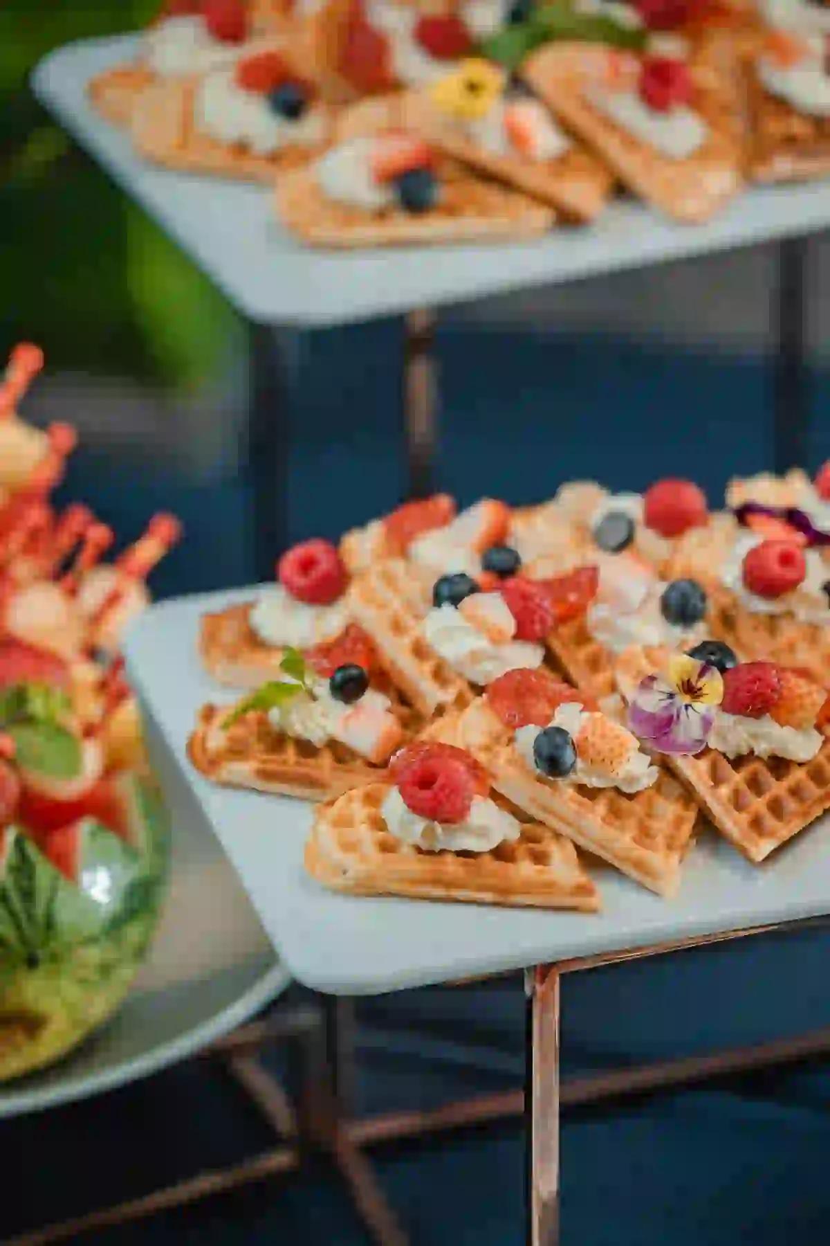 Peranan pramusaji di setiap menu gubukan dalam acara pernikahan