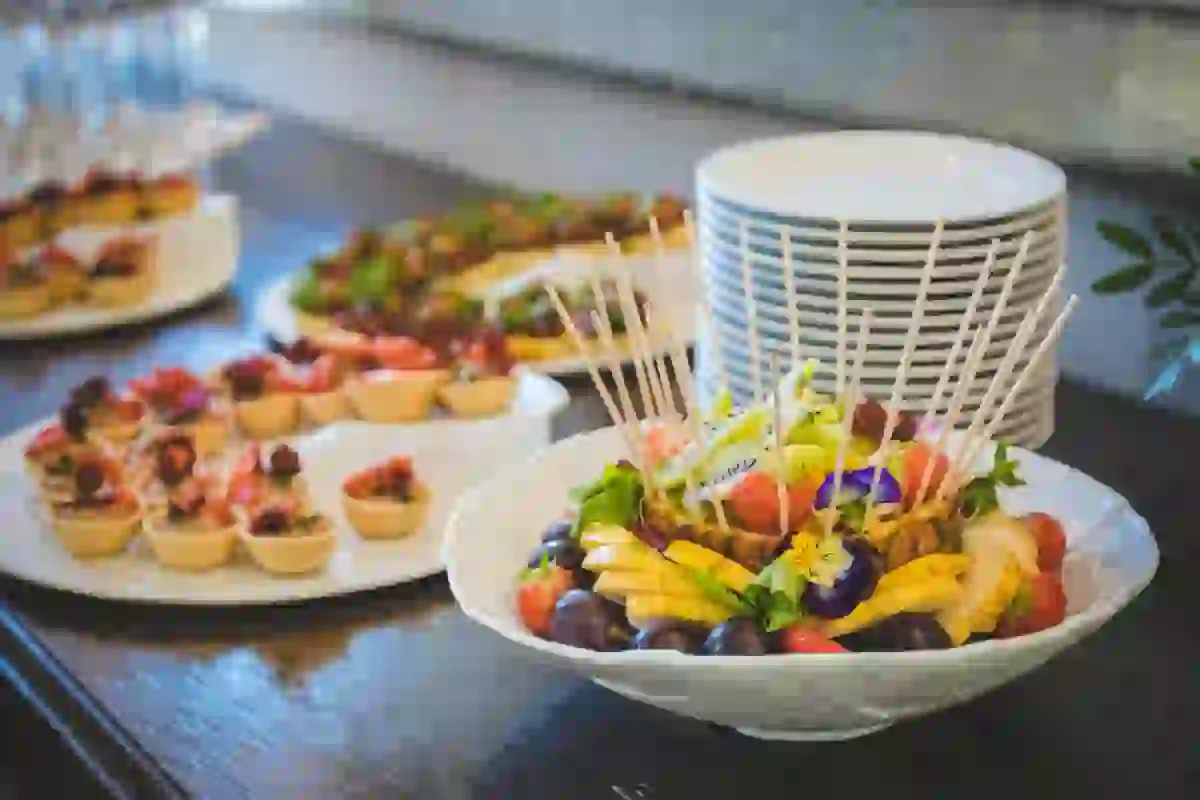 Tips memilih paket catering untuk acara di gedung dan di rumah